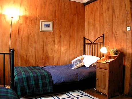 Lower apartment twin bedroom